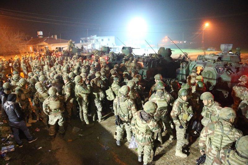 Takviye komandolar Suriye sınırında