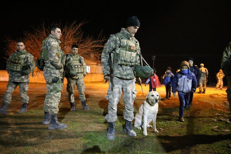 Takviye komandolar Suriye sınırında