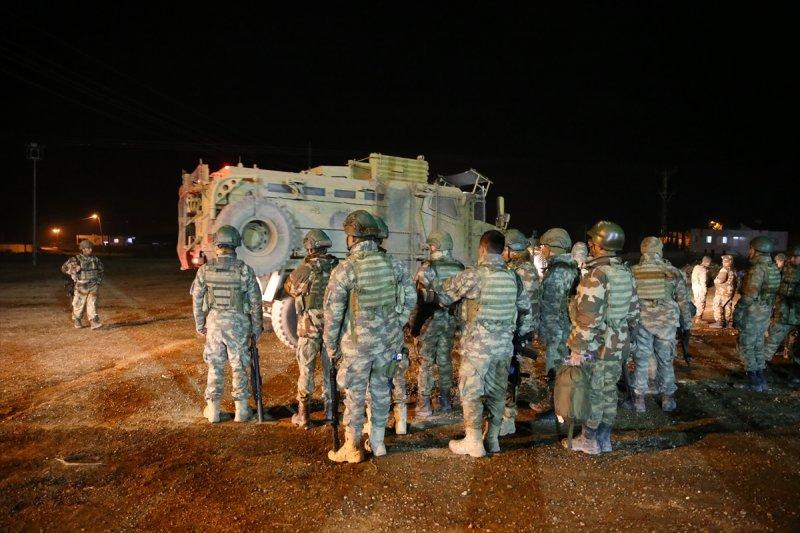 Takviye komandolar Suriye sınırında