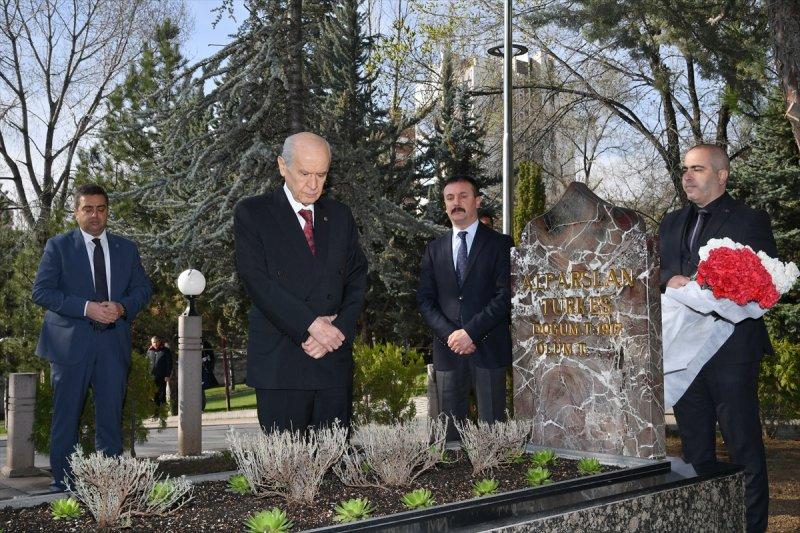 MHP lideri Devlet Bahçeli Türkeş'i dualarla andı