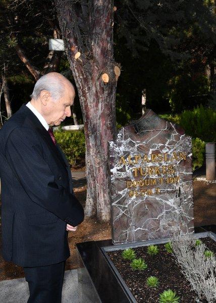 MHP lideri Devlet Bahçeli Türkeş'i dualarla andı
