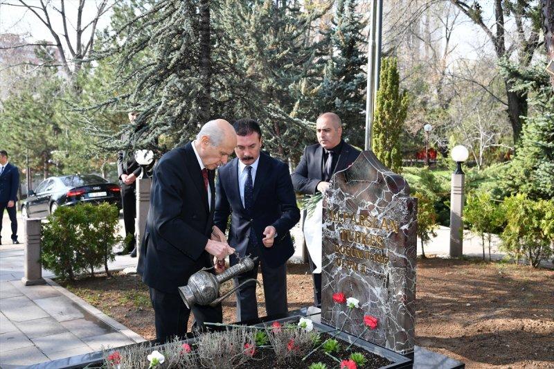 MHP lideri Devlet Bahçeli Türkeş'i dualarla andı