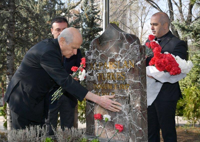 MHP lideri Devlet Bahçeli Türkeş'i dualarla andı