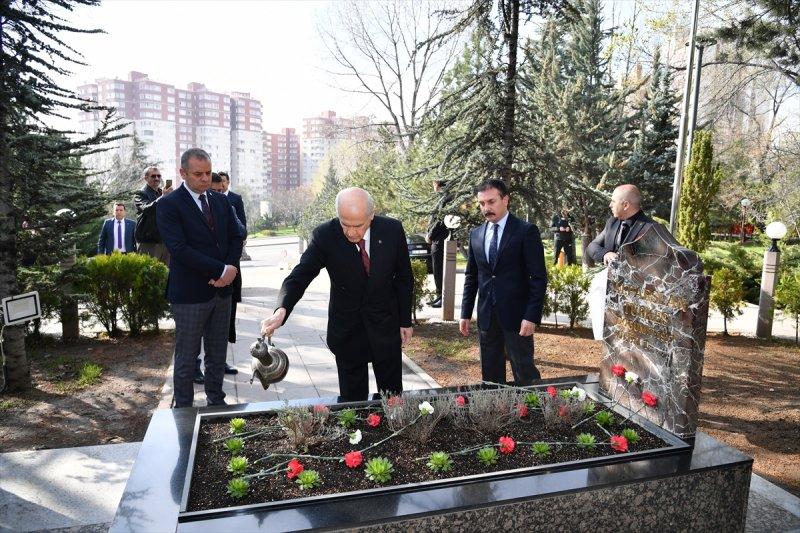 MHP lideri Devlet Bahçeli Türkeş'i dualarla andı