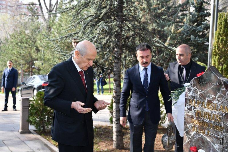 MHP lideri Devlet Bahçeli Türkeş'i dualarla andı