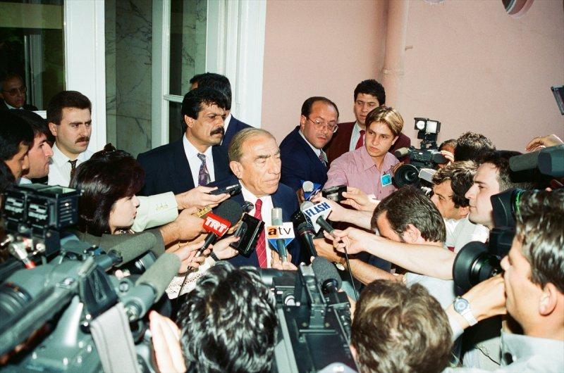 MHP lideri Devlet Bahçeli Türkeş'i dualarla andı