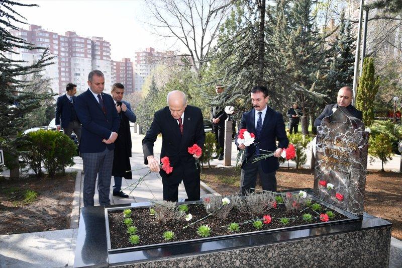 MHP lideri Devlet Bahçeli Türkeş'i dualarla andı