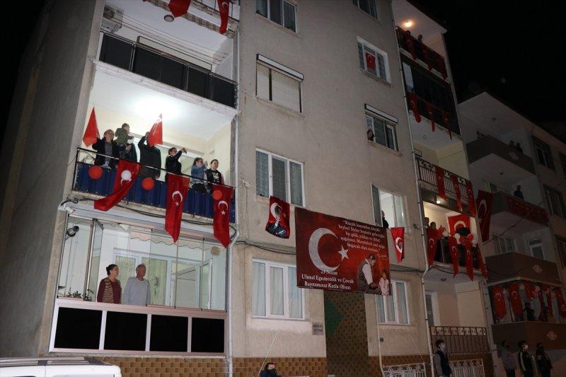 Sokaklar, 23 Nisan için İstiklal Marşı'yla inledi