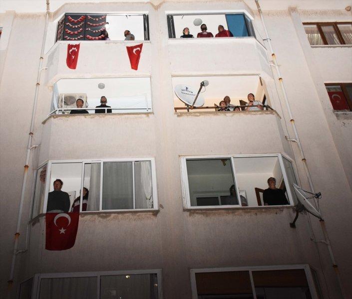 Sokaklar, 23 Nisan için İstiklal Marşı'yla inledi