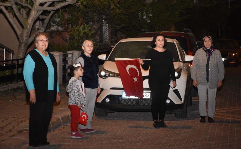 Sokaklar, 23 Nisan için İstiklal Marşı'yla inledi