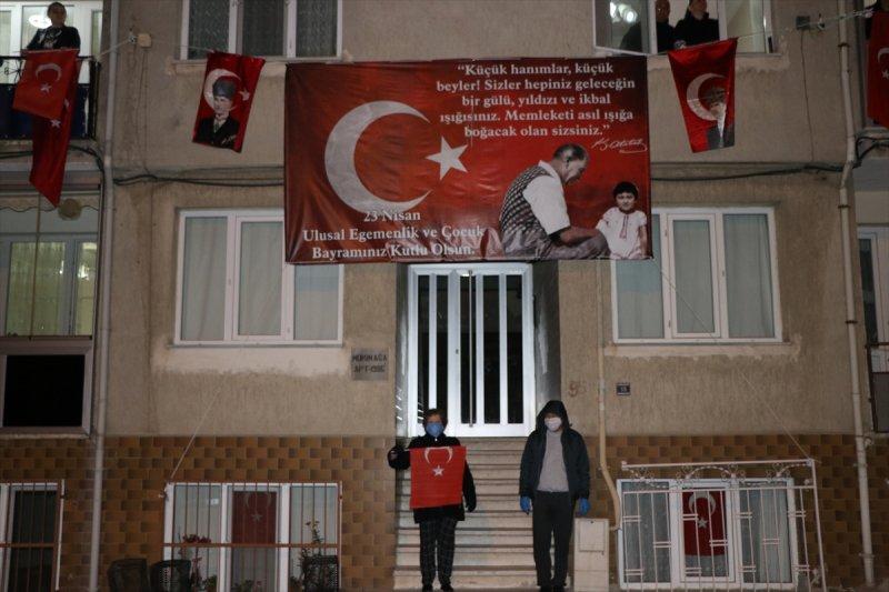 Sokaklar, 23 Nisan için İstiklal Marşı'yla inledi