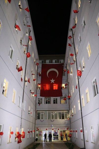 Sokaklar, 23 Nisan için İstiklal Marşı'yla inledi