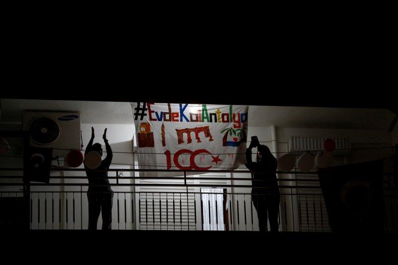 Sokaklar, 23 Nisan için İstiklal Marşı'yla inledi