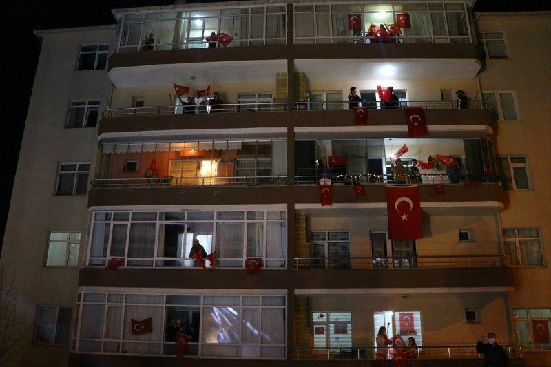 Sokaklar, 23 Nisan için İstiklal Marşı'yla inledi
