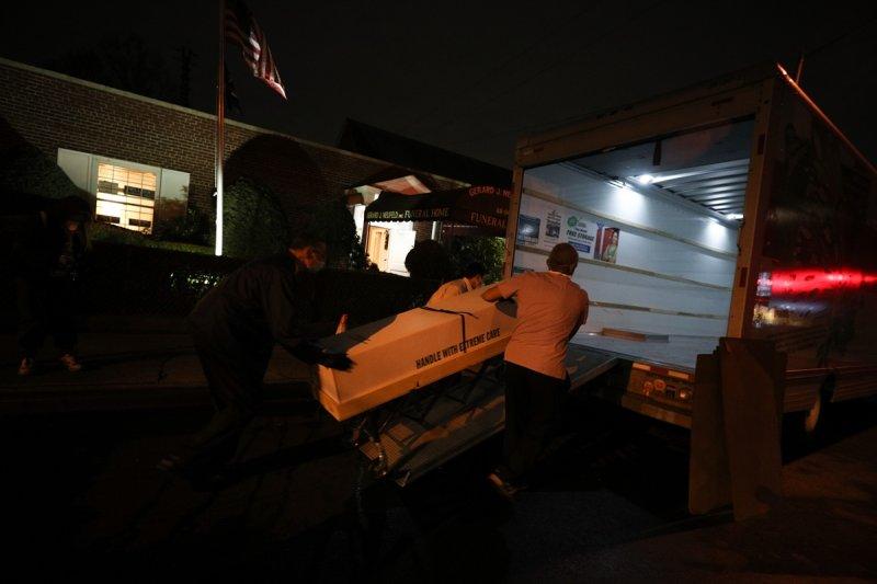 New York'taki cenaze merkezlerinde koronavirüs yoğunluğu 