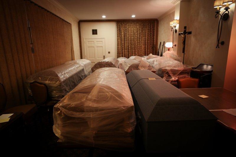 New York'taki cenaze merkezlerinde koronavirüs yoğunluğu 