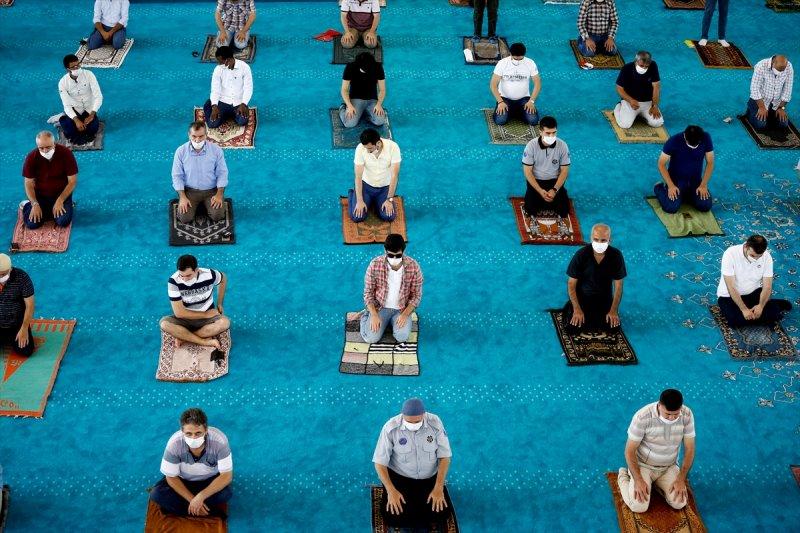 Cuma namazı salgın sonrası üçüncü kez kılındı