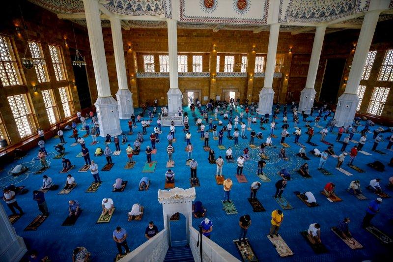 Cuma namazı salgın sonrası üçüncü kez kılındı