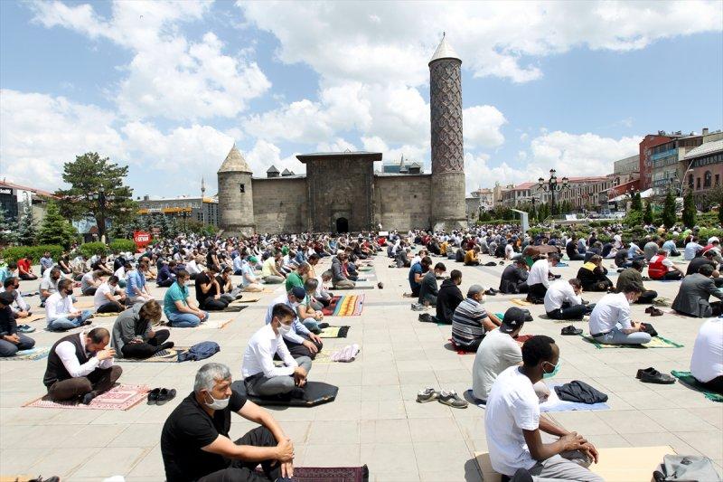 Cuma namazı salgın sonrası üçüncü kez kılındı