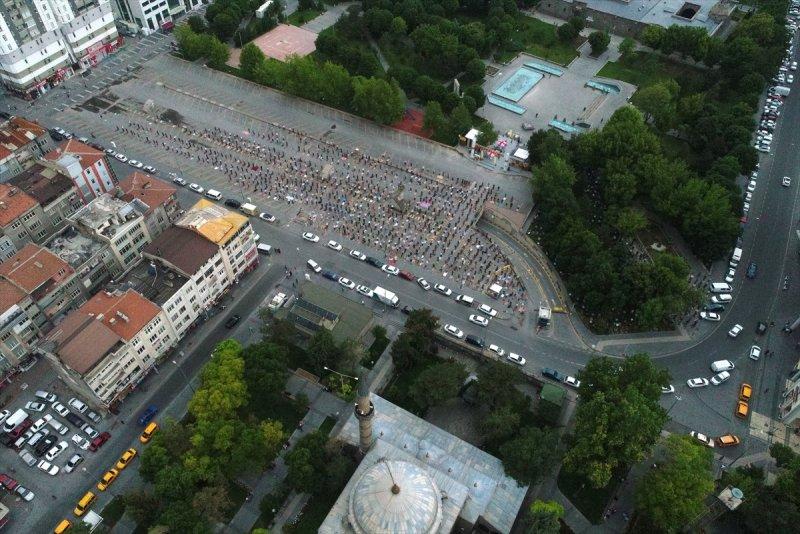 Cuma namazı salgın sonrası üçüncü kez kılındı