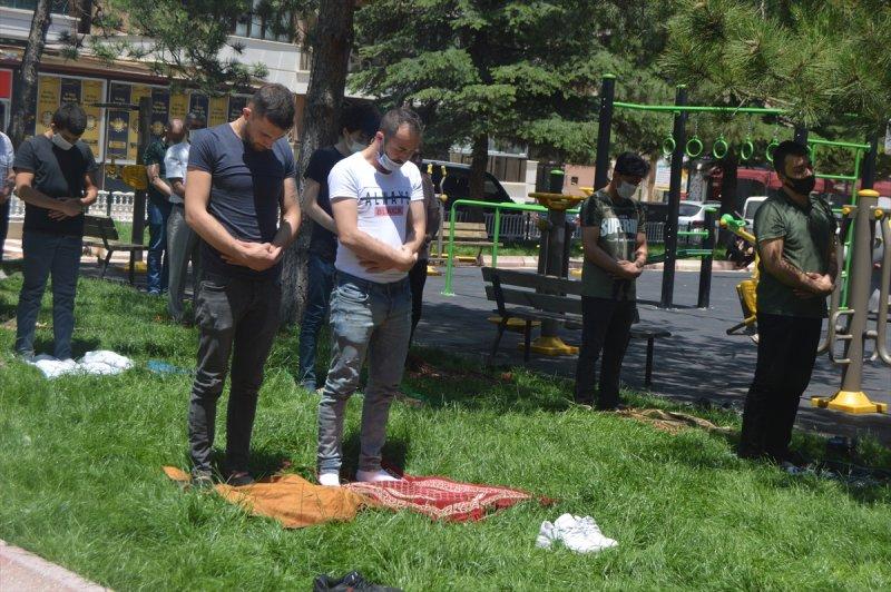 Cuma namazı salgın sonrası üçüncü kez kılındı