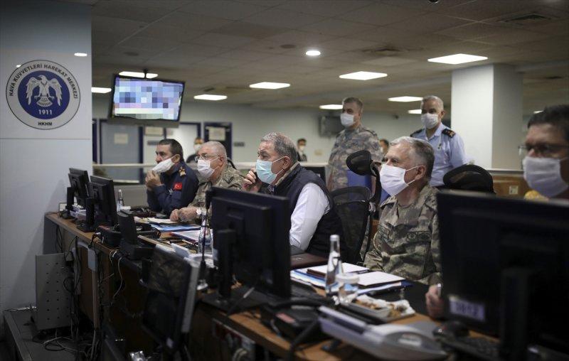 Milli Savunma Bakanı Hulusi Akar, Harekat Merkezi'nde
