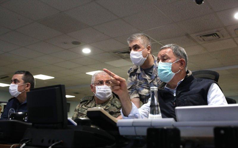 Milli Savunma Bakanı Hulusi Akar, Harekat Merkezi'nde