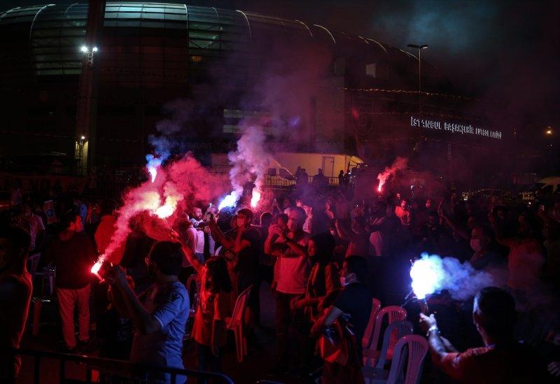 Başakşehirli Taraftarların şampiyonluk kutlamaları