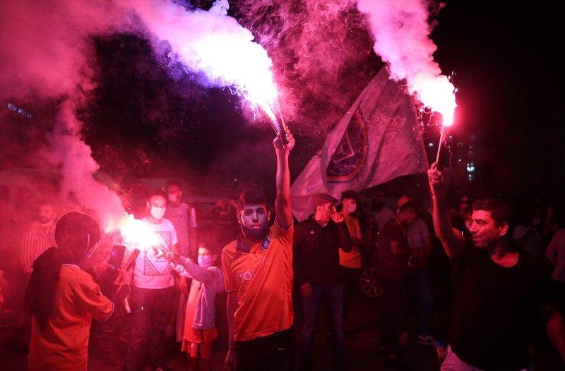 Başakşehirli Taraftarların şampiyonluk kutlamaları