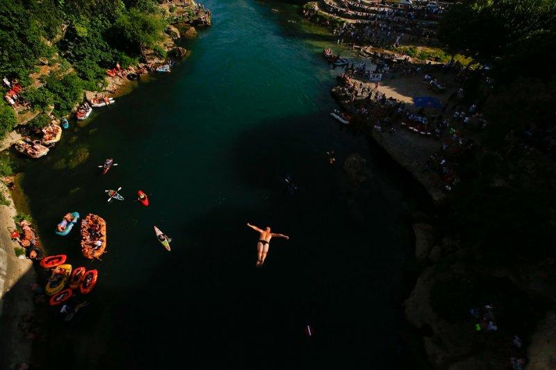 Bosna'da 454. Geleneksel Mostar Köprüsü Atlayışları