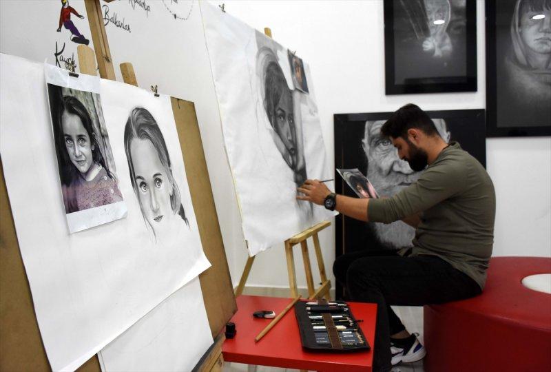 Muşlu grafikerden hiperrealist çizimler