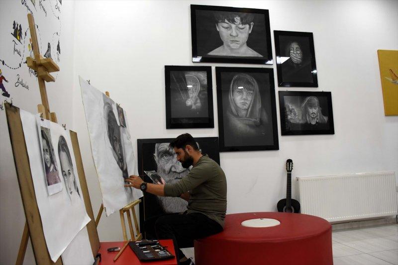 Muşlu grafikerden hiperrealist çizimler