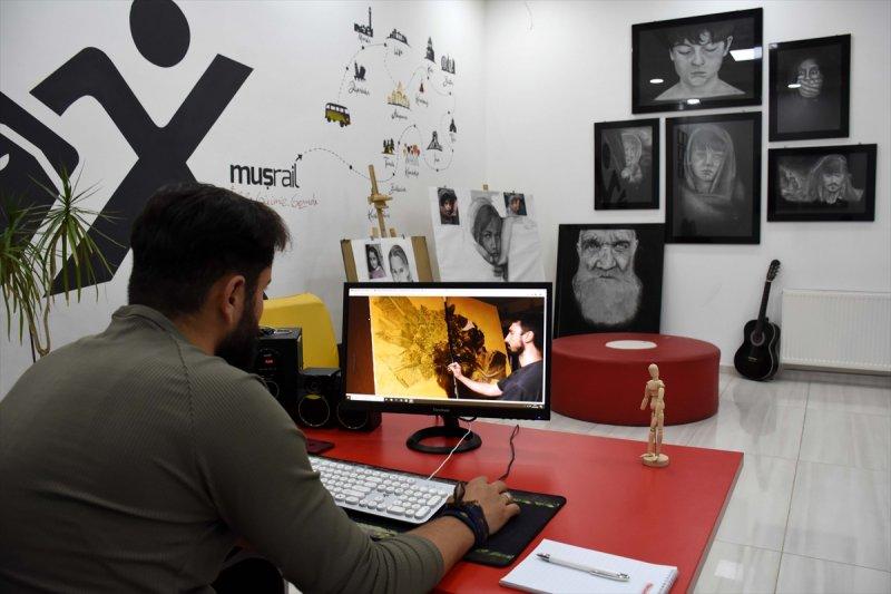 Muşlu grafikerden hiperrealist çizimler