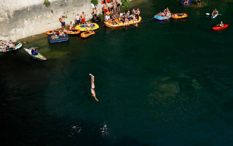 Bosna'da 454. Geleneksel Mostar Köprüsü Atlayışları