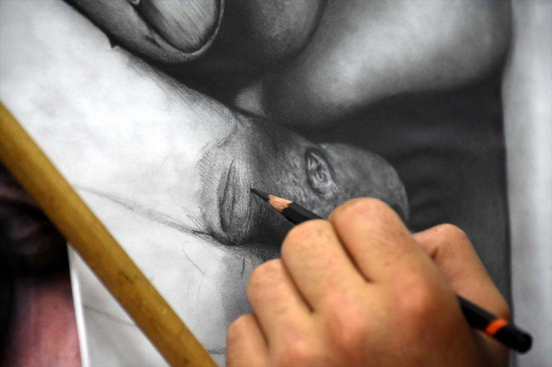 Muşlu grafikerden hiperrealist çizimler