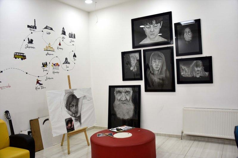 Muşlu grafikerden hiperrealist çizimler