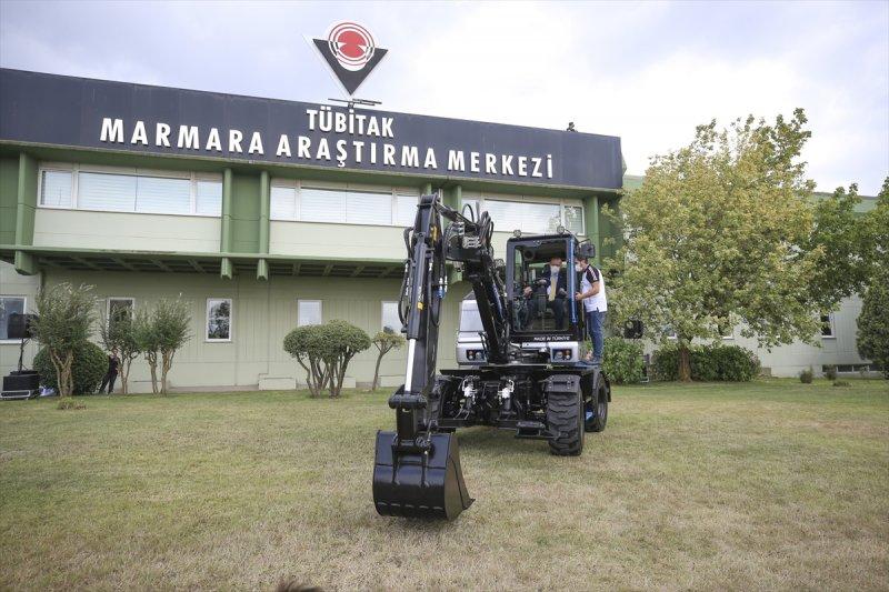 Cumhurbaşkanı Erdoğan, milli iş makinasını test etti