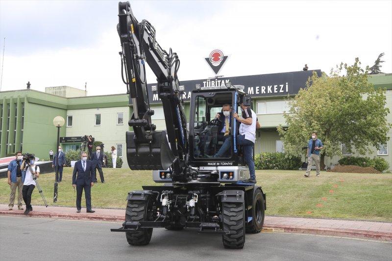 Cumhurbaşkanı Erdoğan, milli iş makinasını test etti