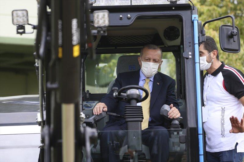 Cumhurbaşkanı Erdoğan, milli iş makinasını test etti