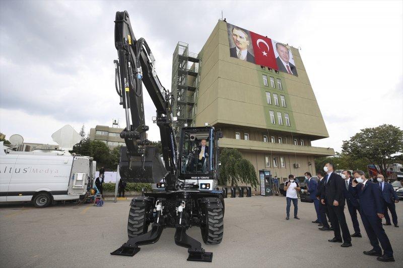 Cumhurbaşkanı Erdoğan, milli iş makinasını test etti