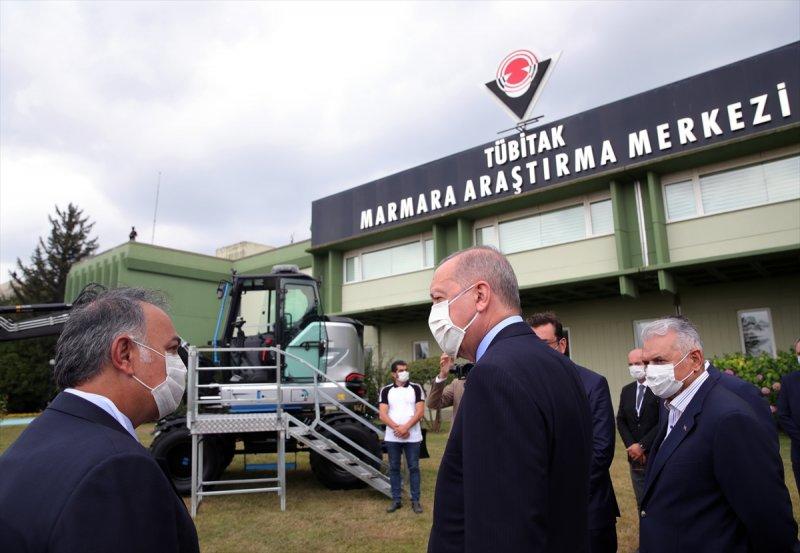 Cumhurbaşkanı Erdoğan, milli iş makinasını test etti