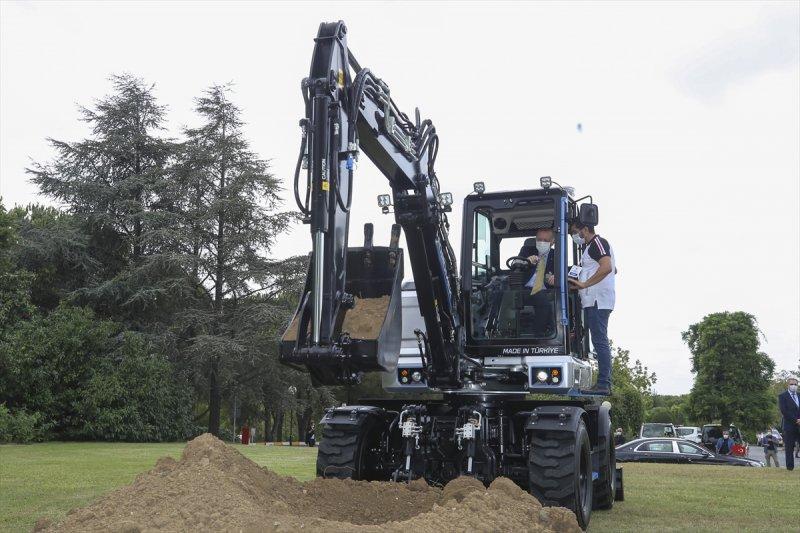 Cumhurbaşkanı Erdoğan, milli iş makinasını test etti