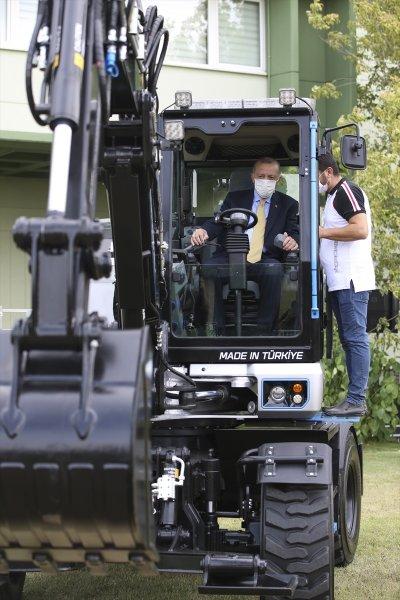 Cumhurbaşkanı Erdoğan, milli iş makinasını test etti