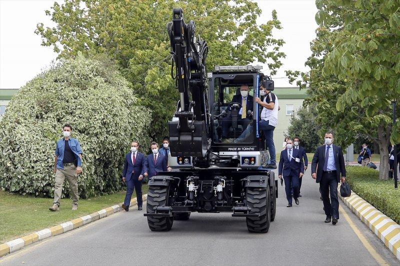 Cumhurbaşkanı Erdoğan, milli iş makinasını test etti