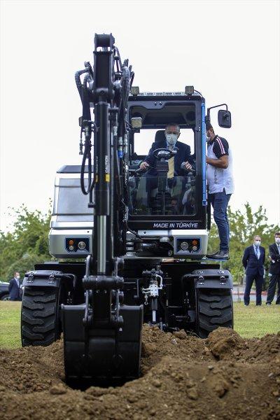 Cumhurbaşkanı Erdoğan, milli iş makinasını test etti