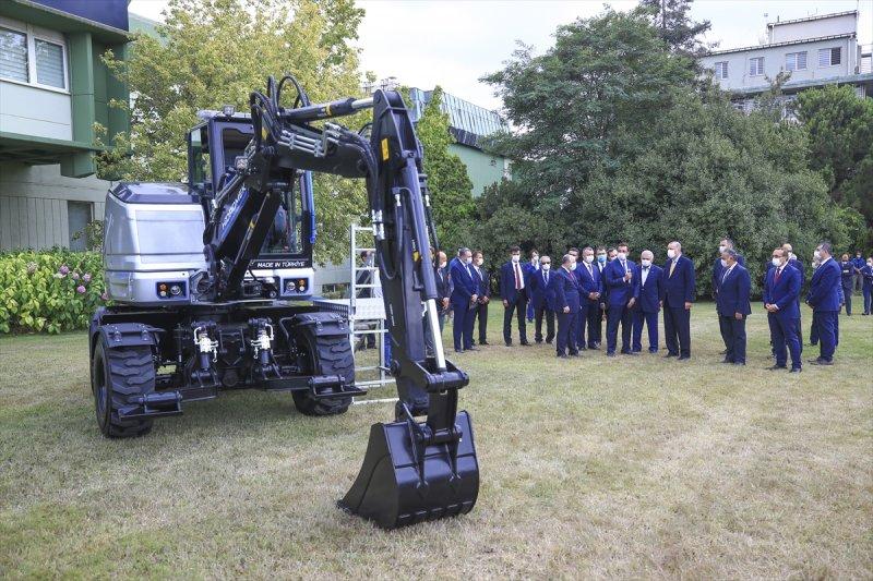 Cumhurbaşkanı Erdoğan, milli iş makinasını test etti