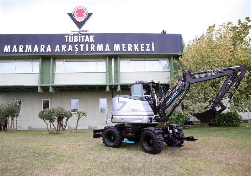 Cumhurbaşkanı Erdoğan, milli iş makinasını test etti