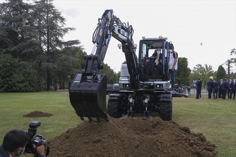 Cumhurbaşkanı Erdoğan, milli iş makinasını test etti