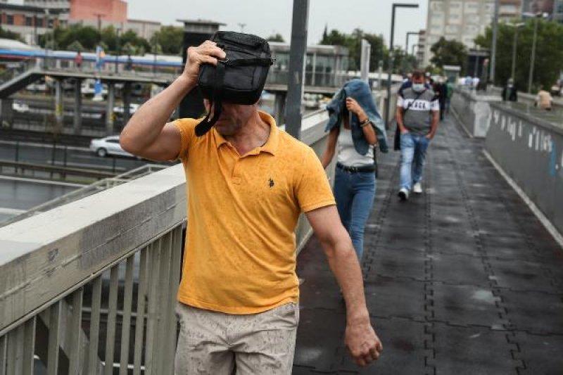 İstanbul'da vatandaşlar yağmura hazırlıksız yakalandı
