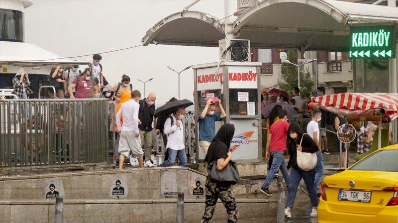 İstanbul'da vatandaşlar yağmura hazırlıksız yakalandı